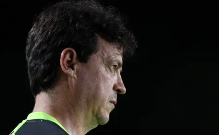 Diniz se Irrita com Erros e Revela Clima Tensionante no Vasco Depois da Nova Derrota