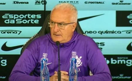 Dorival rebate críticas e afirma que manteria escolha por time misto contra o Fortaleza