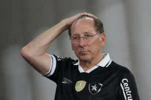"Eagle pede na Justiça a suspensão de atos de Textor no Botafogo por supostas medidas ilícitas"