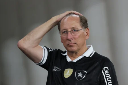 "Eagle pede na Justiça a suspensão de atos de Textor no Botafogo por supostas medidas ilícitas"