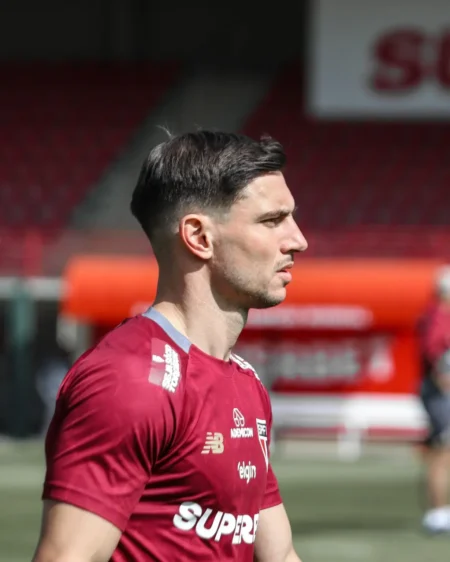 À Espera de Concorrência, Cédric Aproveita o Espaço e Mostra Força