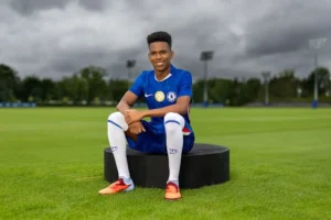Estevão se apresenta ao Chelsea: "É gratificante estar entre os Blues"