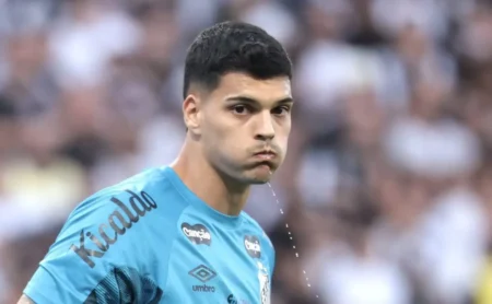 "Gabriel Brazão é alvo do Flamengo e sua valorização persiste no mercado de futebol; Santos está atento à situação"