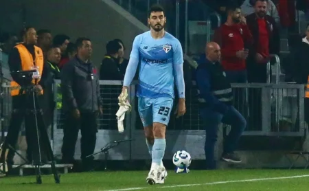 Goleiro Rafael é expulso no início e complicando o São Paulo em jogo decisivo da Copa Betano do Brasil