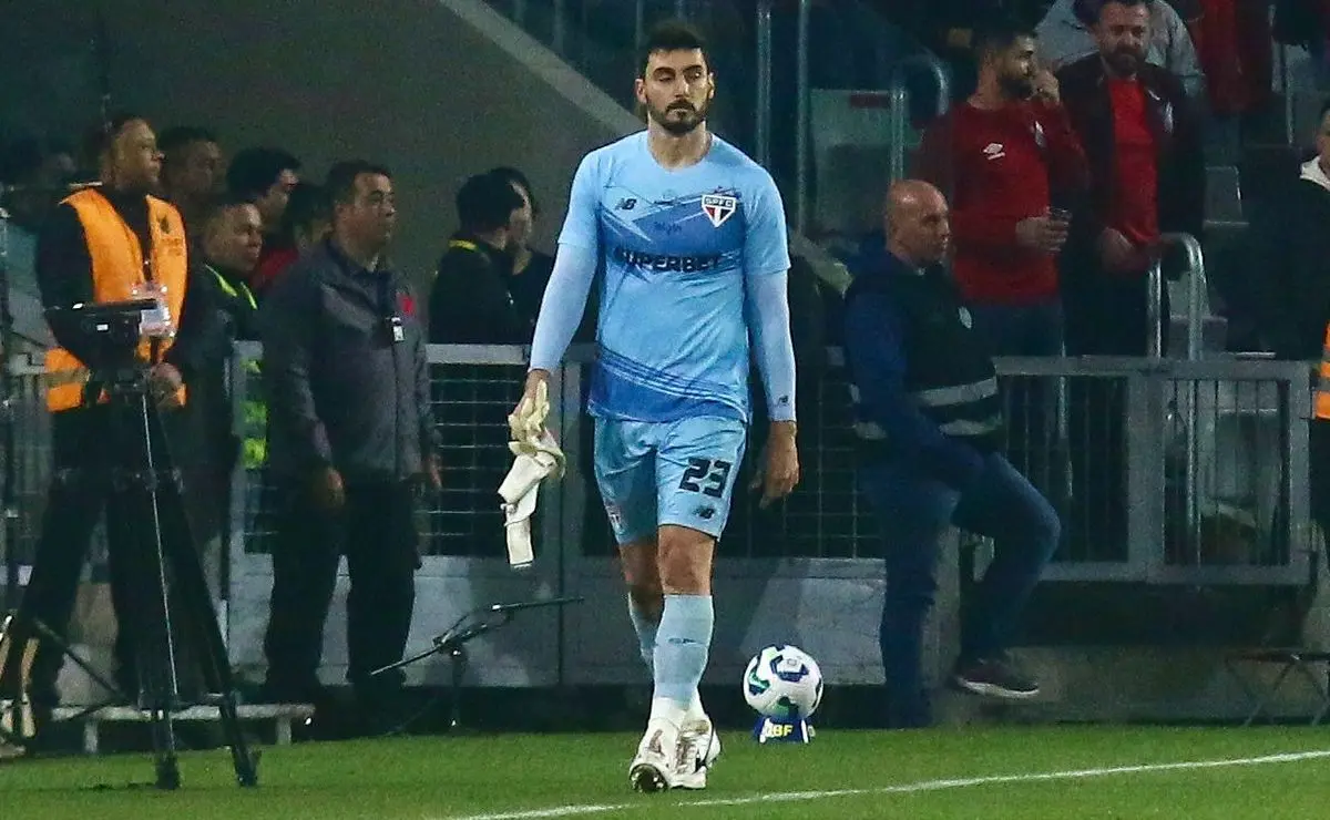 Goleiro Rafael é expulso no início e complicando o São Paulo em jogo decisivo da Copa Betano do Brasil