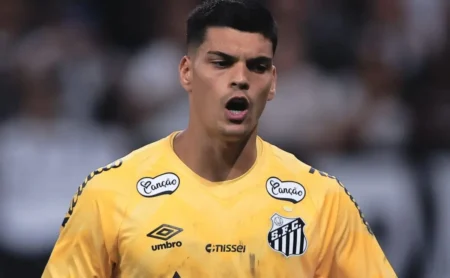 Goleiro com mais defesas no Brasileirão Betano está na mira do Flamengo