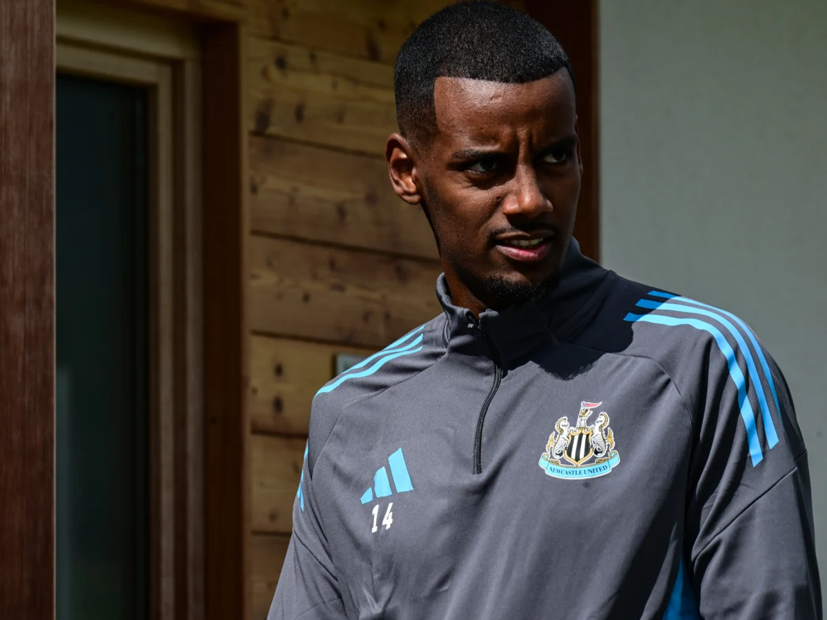 "Isak volta aos treinos com o Newcastle após figurar no radar do Liverpool"