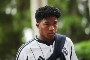 Jornal destaca importância de Endrick e seu desafio de ganhar espaço no Real Madrid.