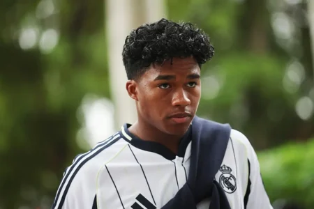 Jornal destaca importância de Endrick e seu desafio de ganhar espaço no Real Madrid.