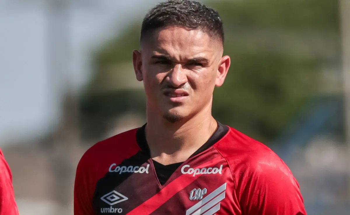 Khellven chega ao Palmeiras: Lateral já viajou ao Brasil para assinar contrato.