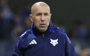 Leonardo Jardim critica o estado do gramado do Nilton Santos após vitória sobre o Botafogo.