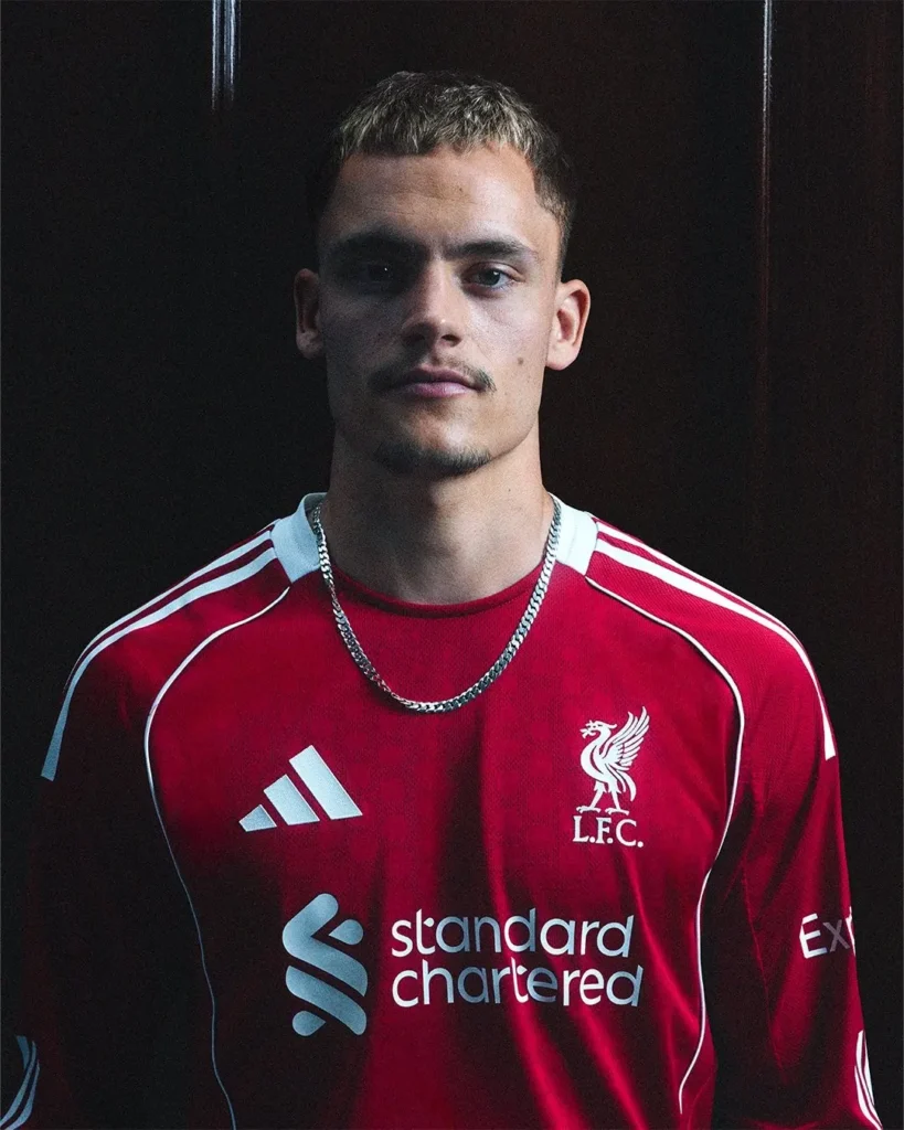 Liverpool apresenta novos uniformes para temporada 2025/26 com fornecedor de material.