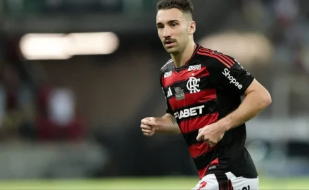 Léo Ortiz faz show em partida entre Ceará e Flamengo e Arrascaeta marca golo