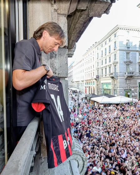 Luka Modric reúne centenas de torcedores em Milão e faz um elogio a Zlatan Ibrahimovic.
