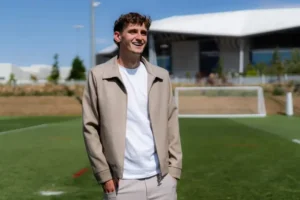 Lyon anuncia quarto reforço para temporada, em meio à crise financeira da Eagle.