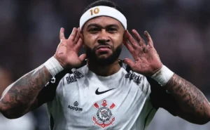 Memphis Depay faz desabafo pós-jogo com críticas ao estádio Allianz Parque do Palmeiras: “Naquele campo de merd*”