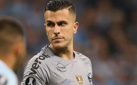 O Grêmio também quer Marcelo Grohe, mas Alberto Guerra só irá avançar na contratação se vender um goleiro do elenco.