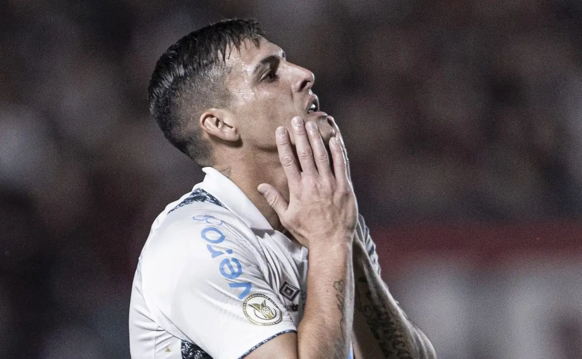 O argentino Pavón é criticado por torcedores durante jogos do Fluminense e Grêmio