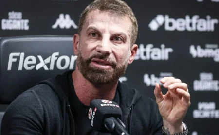 Pedrinho monitora jogadores da Série B para reforçar o Vasco na janela de transferências de futebol