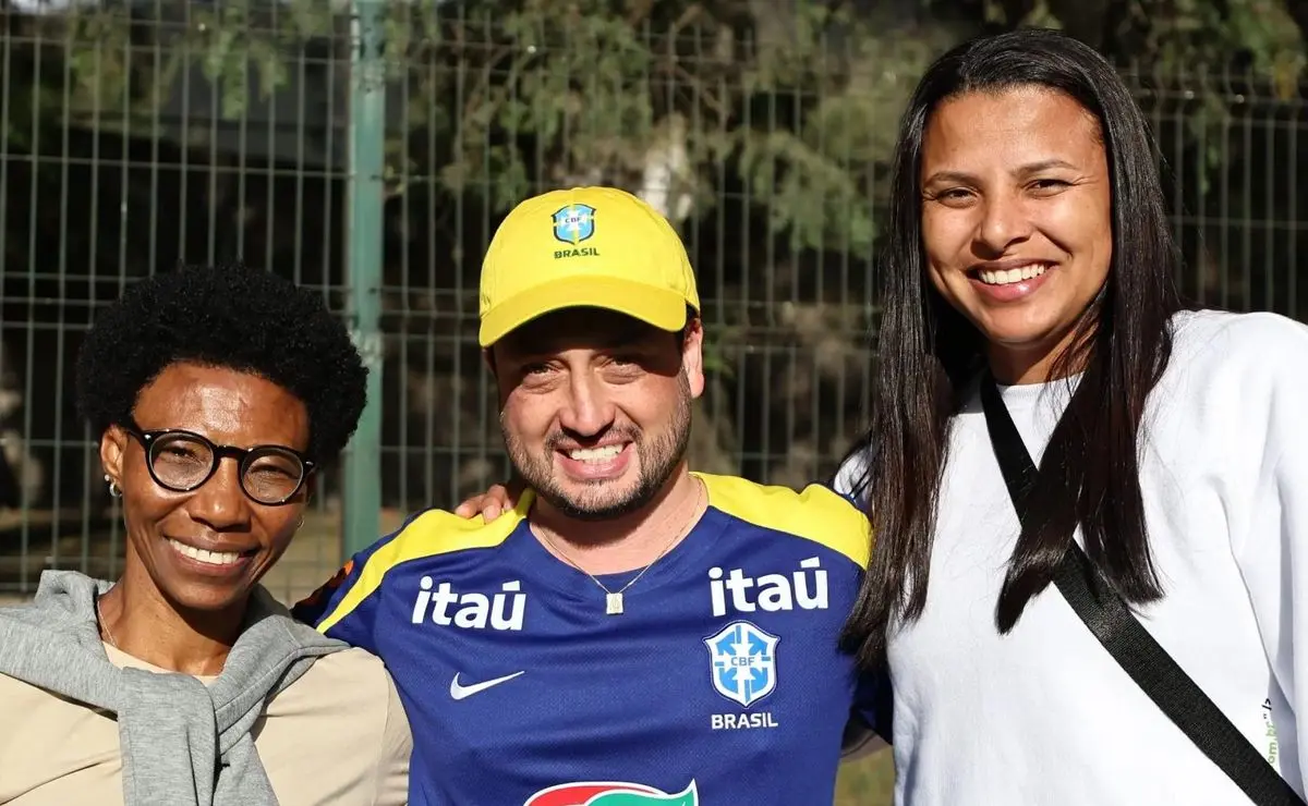 Pretinha e Zizi visitam Seleção e motivam atletas antes da final