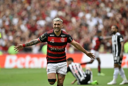 Rivalidade à parte, Arrascaeta vive rivalidade intensa com o Atlético-MG no Flamengo