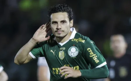 Saída de Raphael Veiga no Palmeiras após contatos da Premier League está descartada