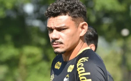 Santos descarta busca por centroavante e confia em camisa 9