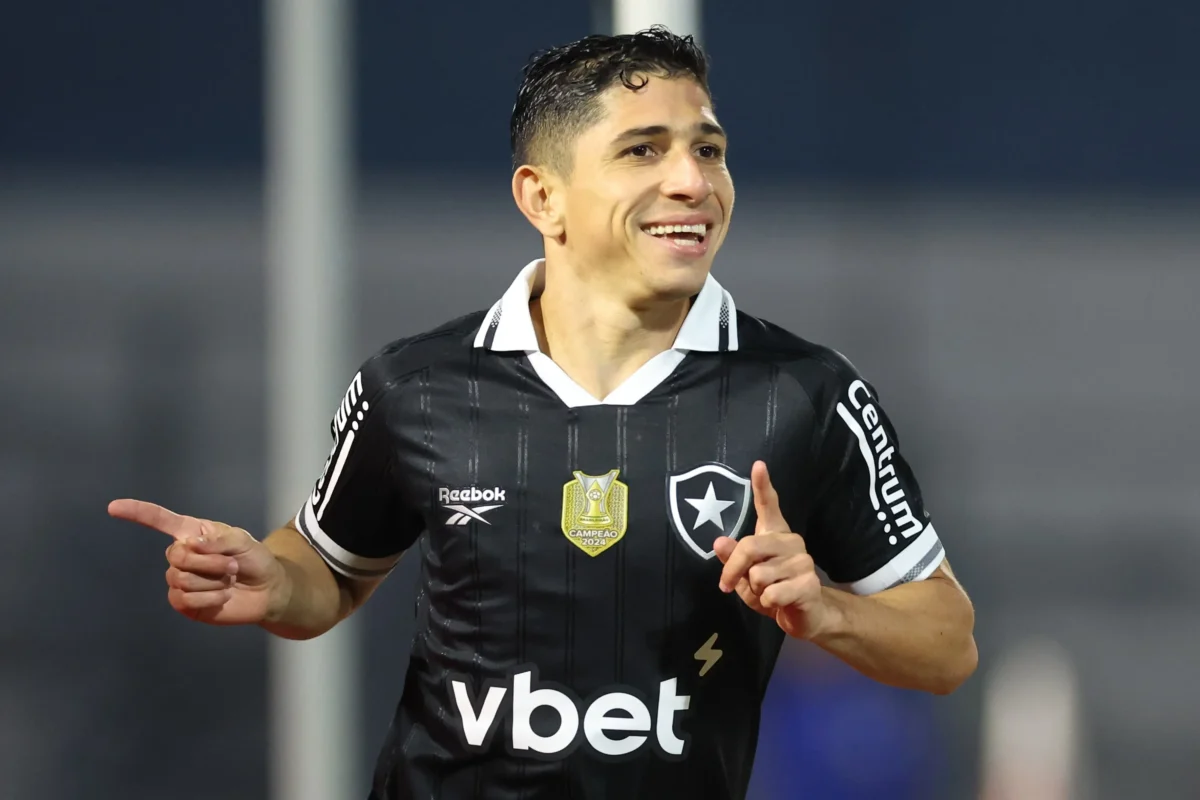 "Savarino Decide Ficar no Botafogo"