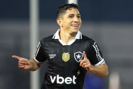 "Savarino Decide Ficar no Botafogo"