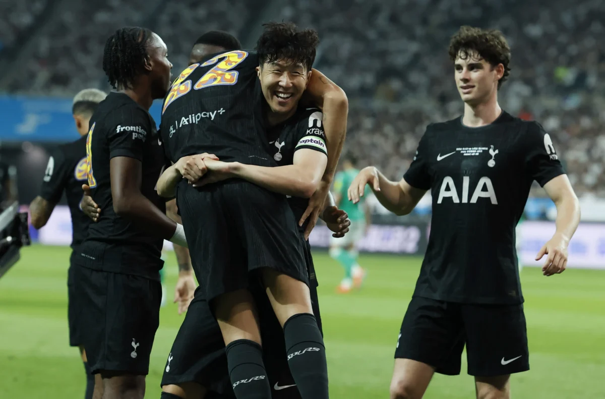 Son se emociona na despedida antes do empate entre Tottenham e Newcastle na Coreia do Sul