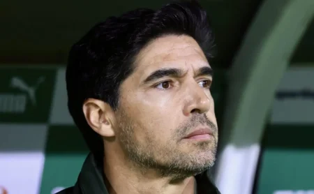 Técnico Abel Ferreira é alvo de críticas da torcida alviverde devido ao desempenho ruim do Palmeiras.