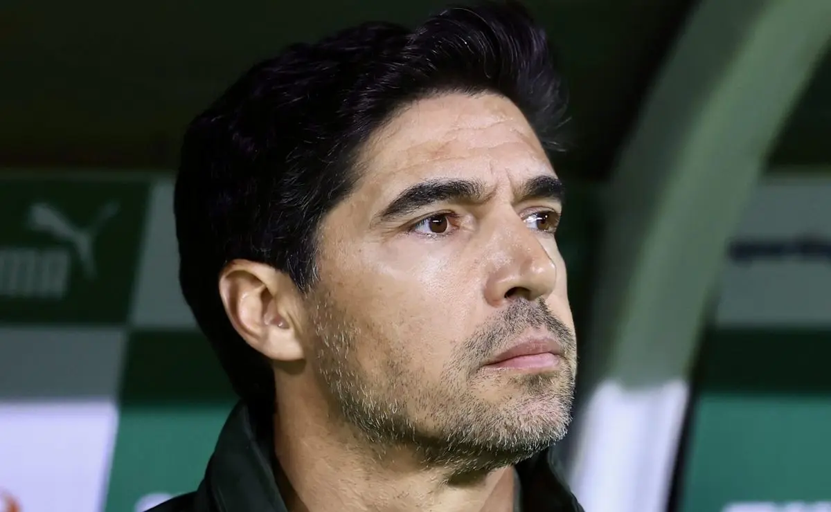 Técnico Abel Ferreira é alvo de críticas da torcida alviverde devido ao desempenho ruim do Palmeiras.