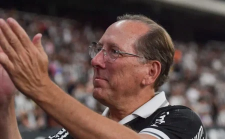 "Texto revela a possibilidade de repasse do Botafogo para o grego Evangelos Marinakis"