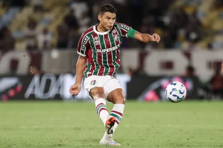 Thiago Silva pode desfalcar o Fluminense em até oito jogos e ameaçar o título.