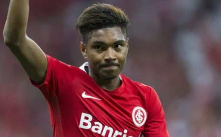 Torcedores do Internacional pedem a volta de Vitinho após saída do Al-Ettifaq: "Melhor que Borré e Valencia"