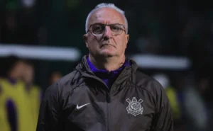 Torcida do Corinthians exalta o técnico Dorival Júnior como rei da Copa Betano do Brasil 2023
