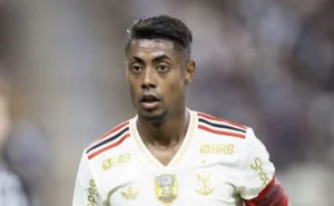 Torcida do Flamengo questiona Filipe Luís por uso de Bruno Henrique em meio à polêmica do afastamento do futebol