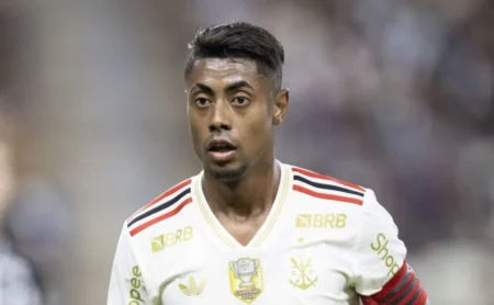 Torcida do Flamengo questiona Filipe Luís por uso de Bruno Henrique em meio à polêmica do afastamento do futebol