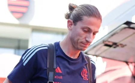 Vestiário do Flamengo ferve após trágico fim e Filipe Luís protege Wallace Yan junto com elenco após pênalti perdido