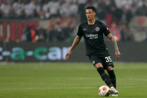 "Zagueiro Tuta, ex-São Paulo, deixa o Eintracht Frankfurt para se apresentar no Catar"