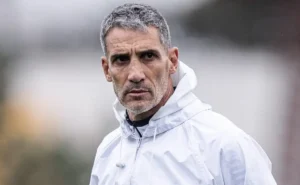 "Adonis Frías não pára de receber reforços para enfrentar os Santos"