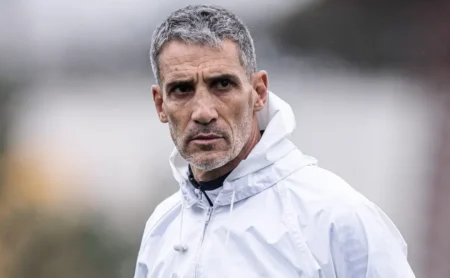 "Adonis Frías não pára de receber reforços para enfrentar os Santos"