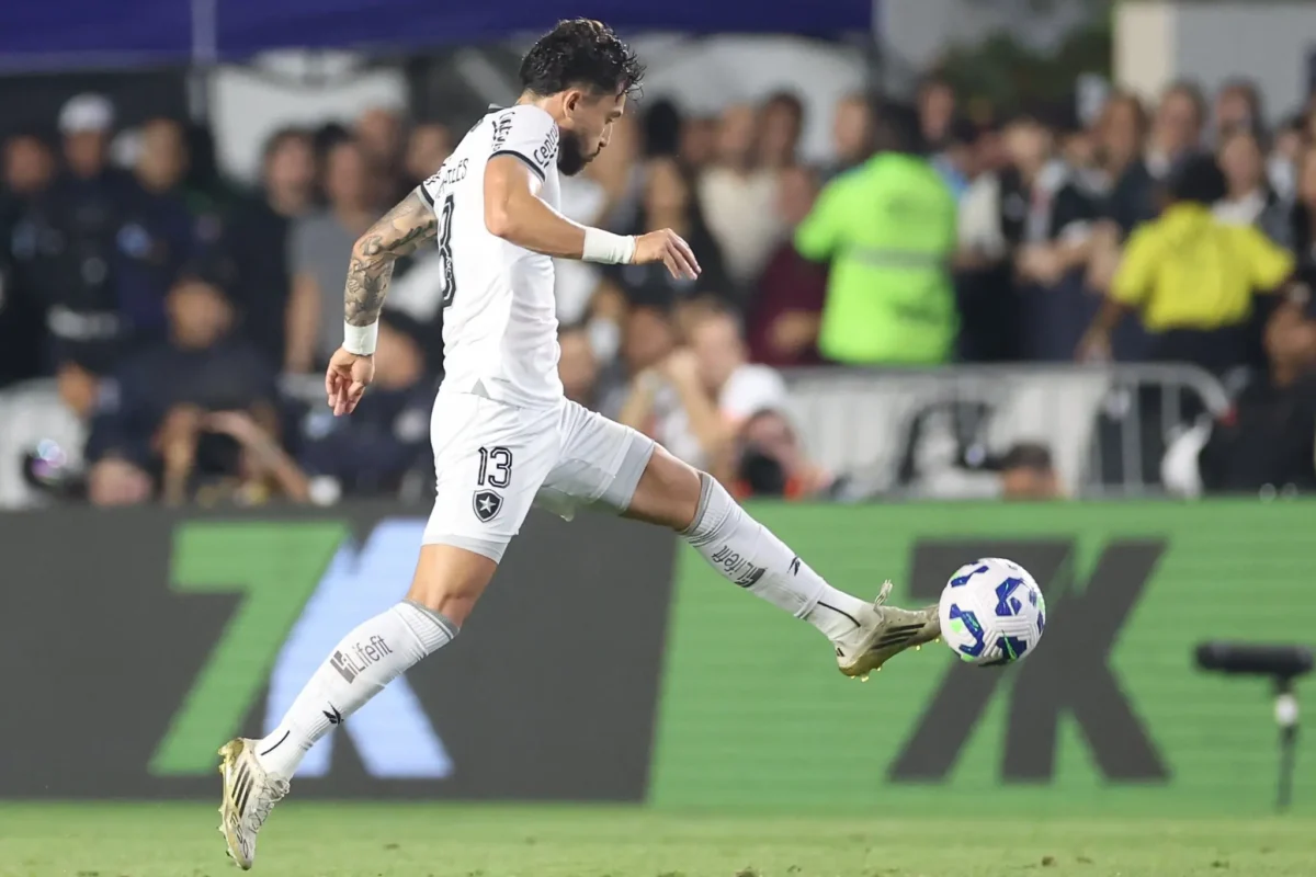 Alex Telles sem lesão confirmada, mas situação se torna preocupação no Botafogo após sequência pós-Copa de Clubes