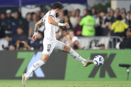 Alex Telles sem lesão confirmada, mas situação se torna preocupação no Botafogo após sequência pós-Copa de Clubes