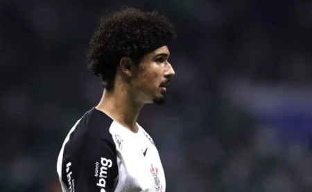 André Ramalho comete erro e recebe críticas da torcida do Corinthians mesmo com vitória