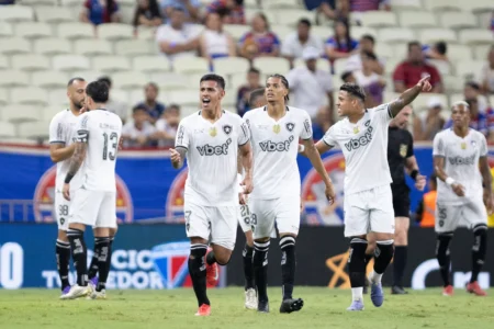 Análise: Botafogo cumpre papel e amassa moral para Libertadores com vitória sobre Fortaleza