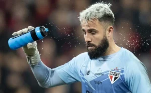 Arnaldo Ribeiro critica a direção do São Paulo por manter Jandrei no time