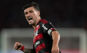Arrascaeta é exaltado pelos torcedores do Flamengo após marcar um gol no jogo contra o Grêmio