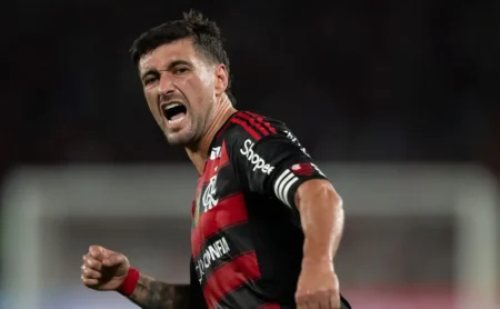 Arrascaeta é exaltado pelos torcedores do Flamengo após marcar um gol no jogo contra o Grêmio
