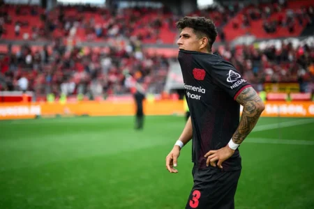 Arsenal busca contratação do zagueiro Hincapié.